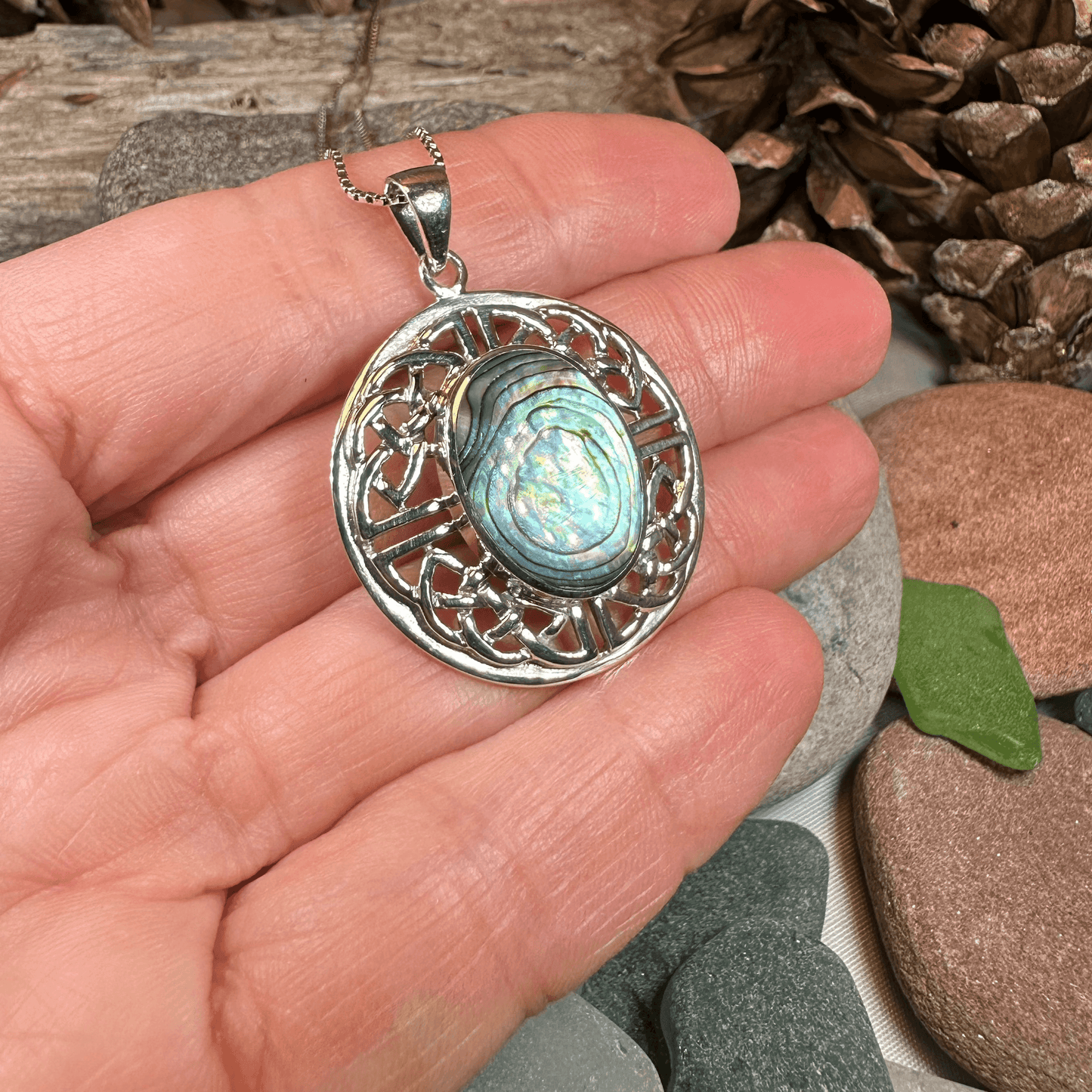 Mariot Celtic Knot Necklace - Abalone Shell / 18
