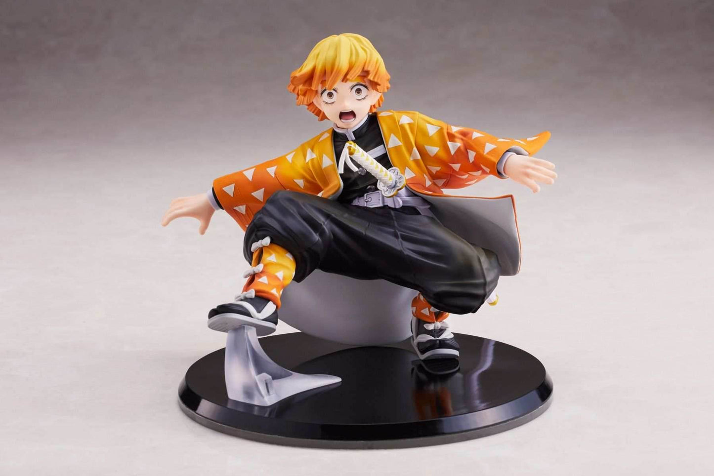 Demon Slayer Kimetsu no Yaiba: Zenitsu Agatsuma 1/8 Scale Figure by Aniplex - 