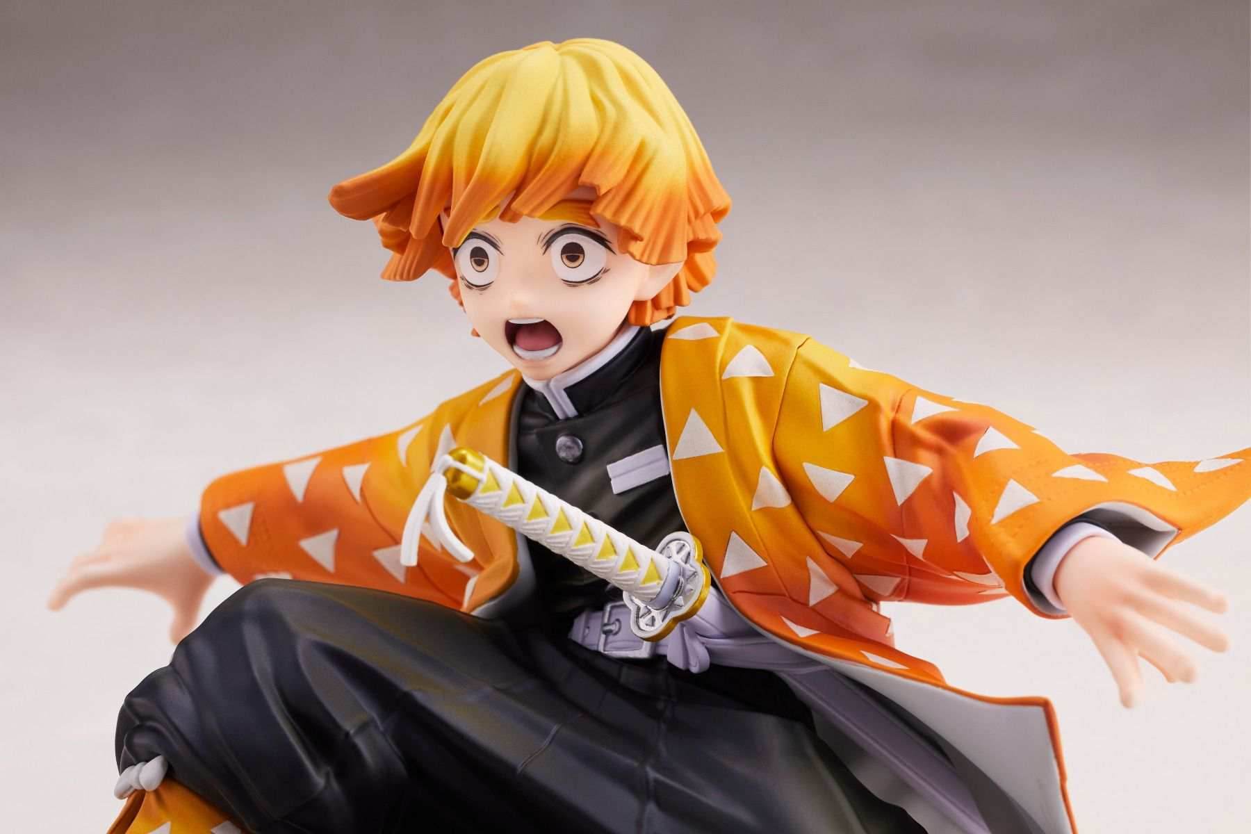 Demon Slayer Kimetsu no Yaiba: Zenitsu Agatsuma 1/8 Scale Figure by Aniplex - 