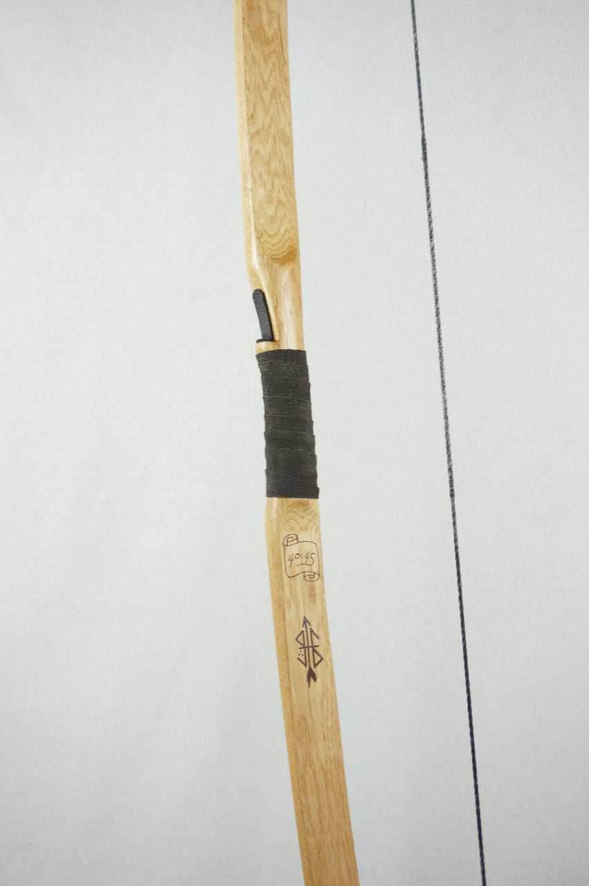 Classic Traditional Longbow - 20-25 / Right Hand
