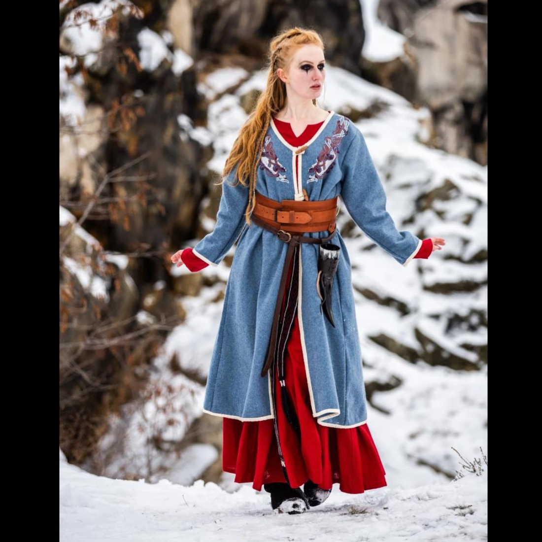 Abrigo de lana azul de inspiración vikinga para mujer | Bordado Urnas