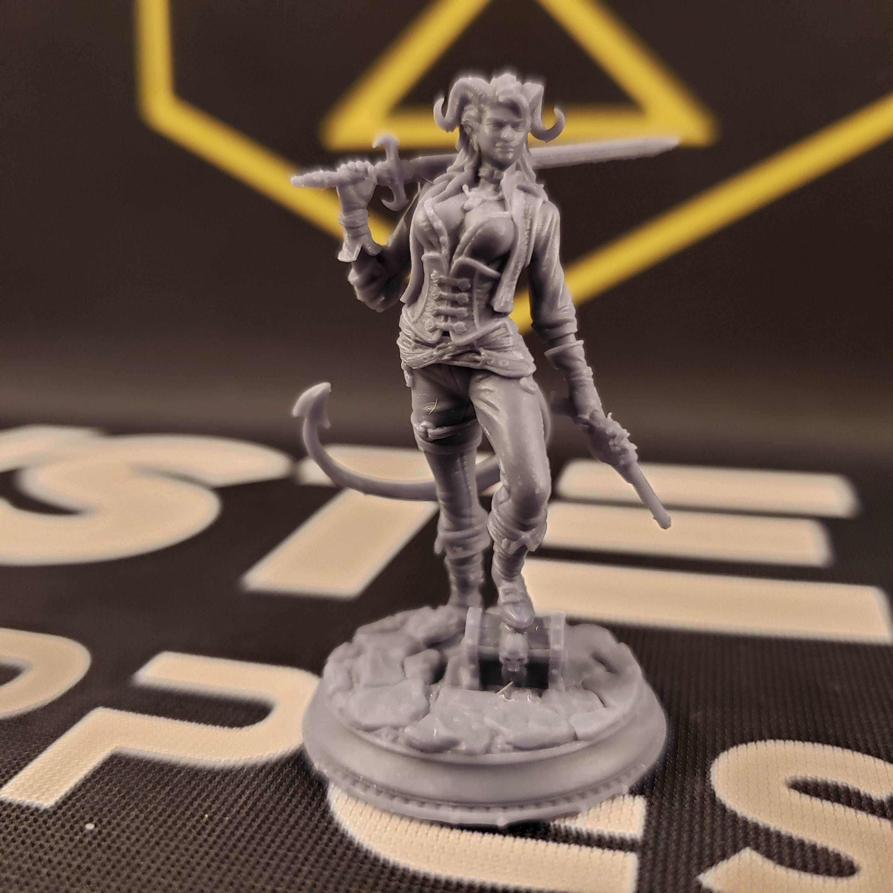 Syntheia the Daring (Female Tiefling Rogue Scoundrel) - 32mm Scale