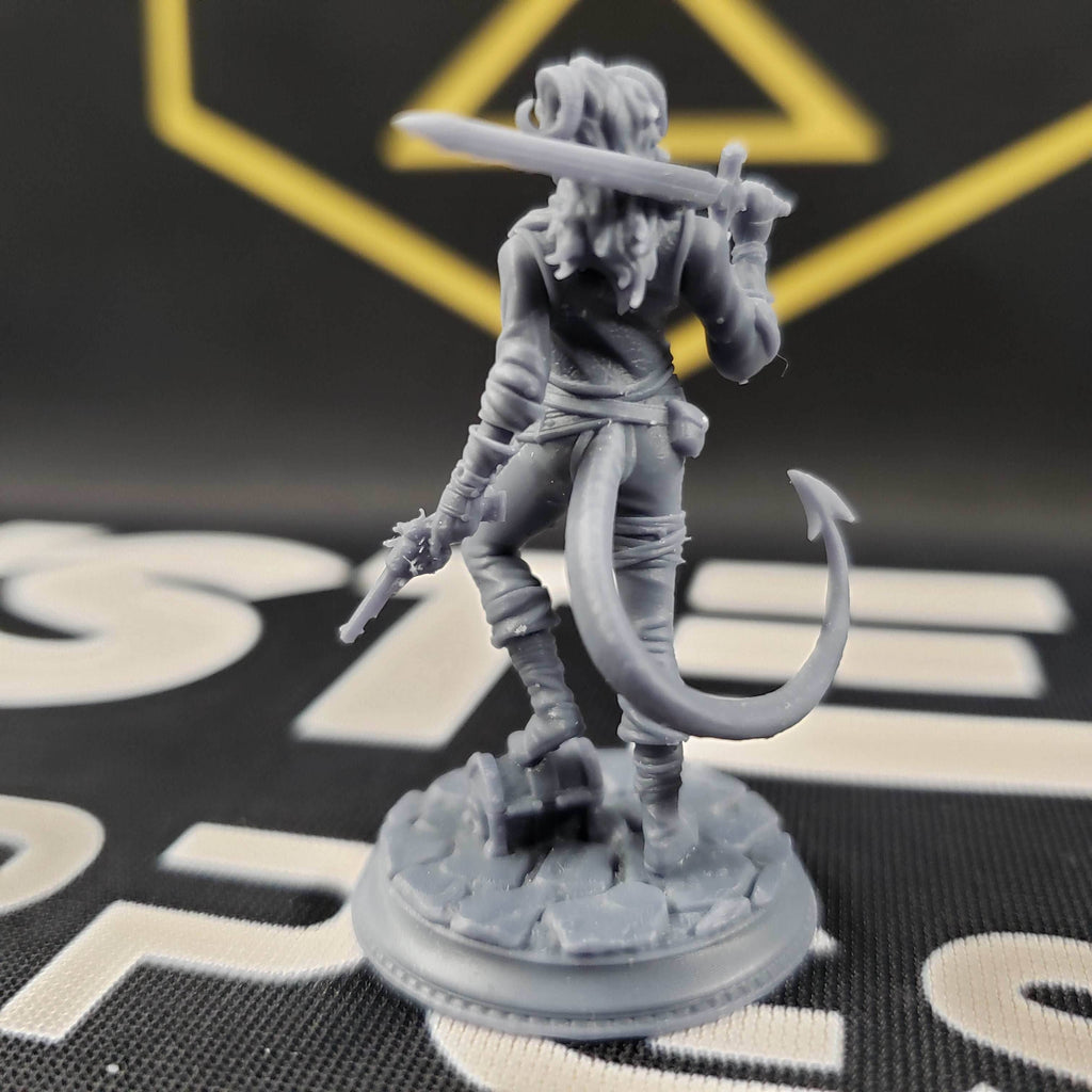 Syntheia the Daring (Female Tiefling Rogue Scoundrel) - 32mm Scale