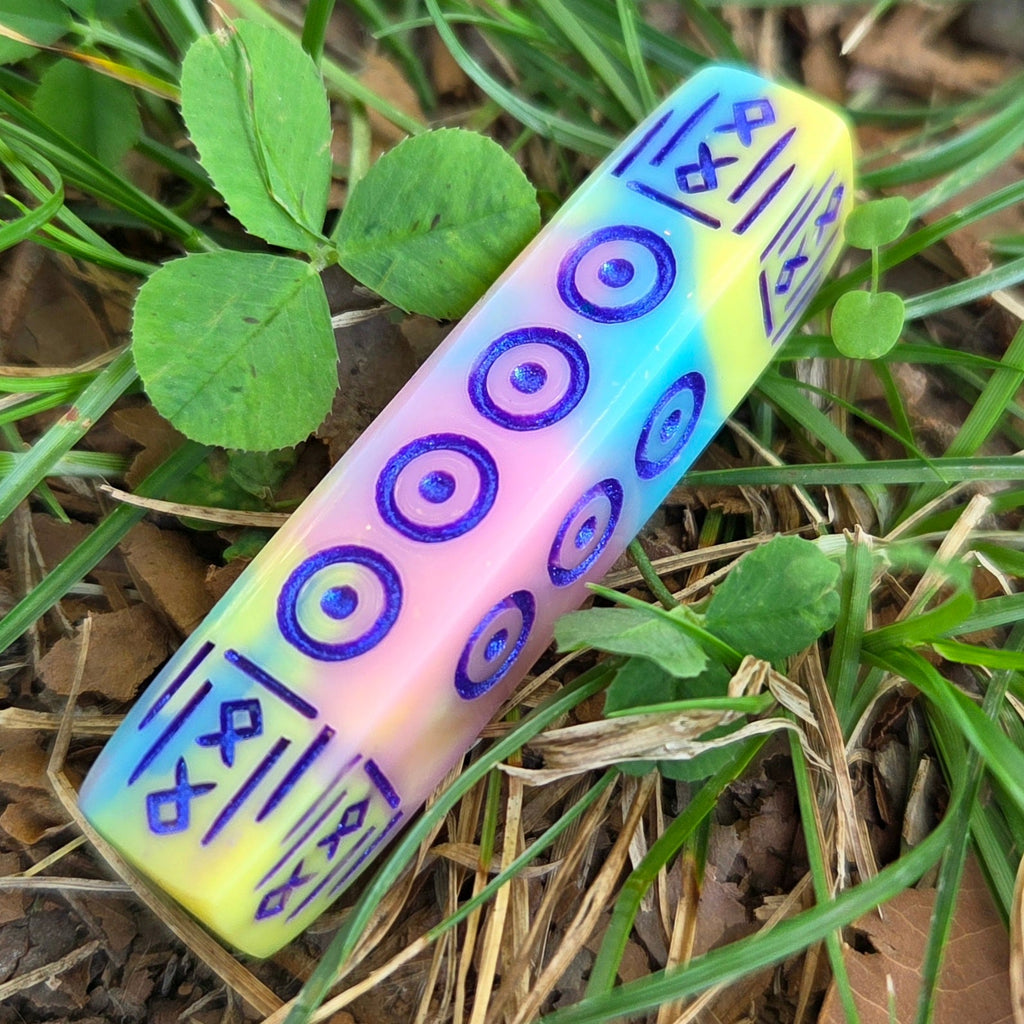 'Preserving History' Rainbow Colorshift Individual Handmade Resin Alternative Shaped Pipped Bar D4 Gaming Dice