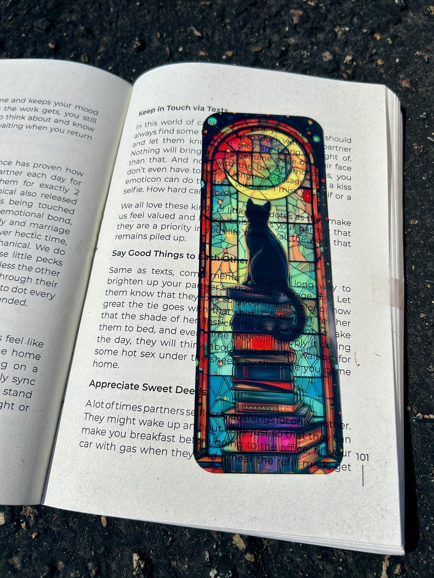 Book Stacked Black Cat Bookmark – Mysterious Feline Literary Magic, Perfect Gift for Book Lovers & Cat Enthusiasts