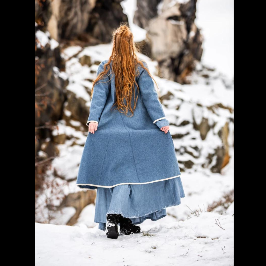 Manteau d’inspiration Viking en laine bleue pour femme | Broderie Urnes