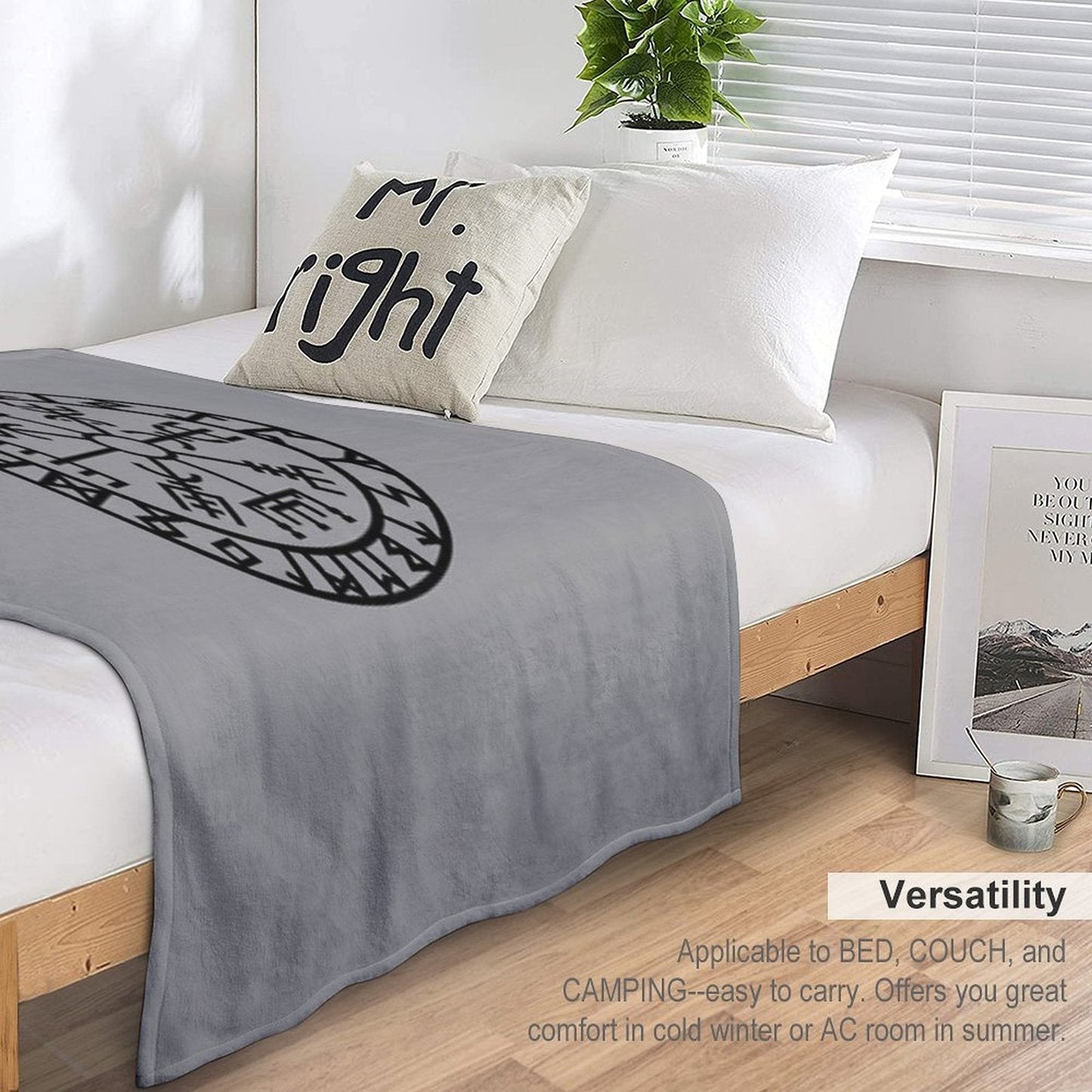 Vegvisir - Futhark - Runes - Navigator - Vikings Throw Blanket