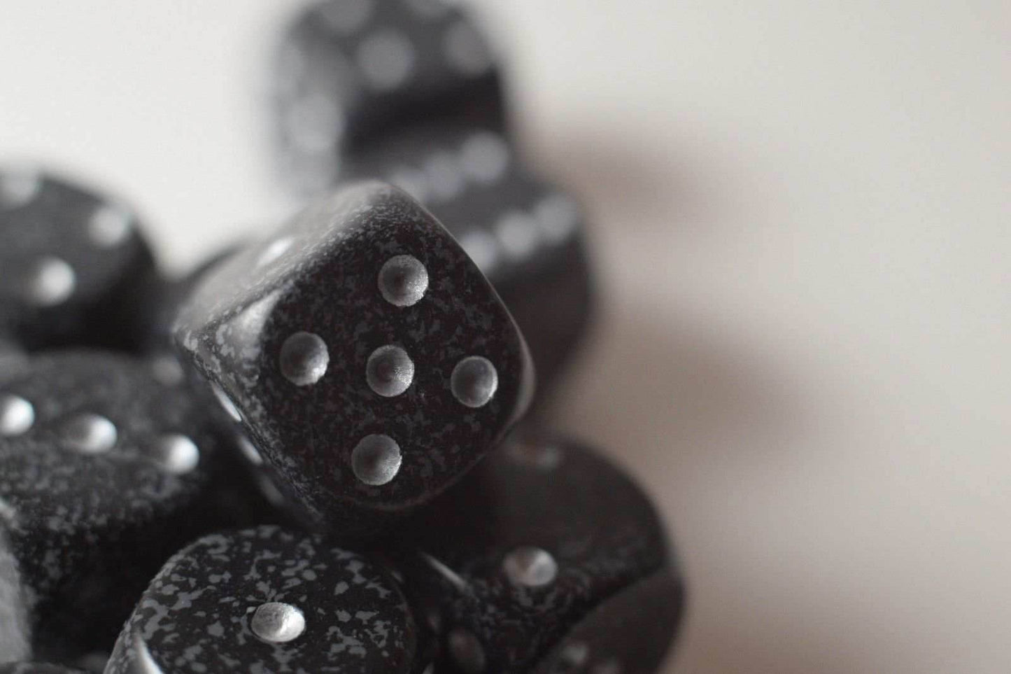 Ninja Speckled 16mm D6 Pipped | Black/Grey (sold per piece) - 