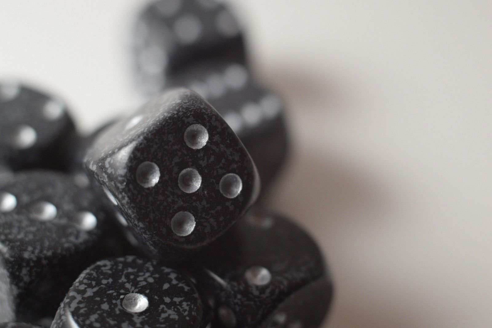 Ninja Speckled 16mm D6 Pipped | Black/Grey (sold per piece) - 