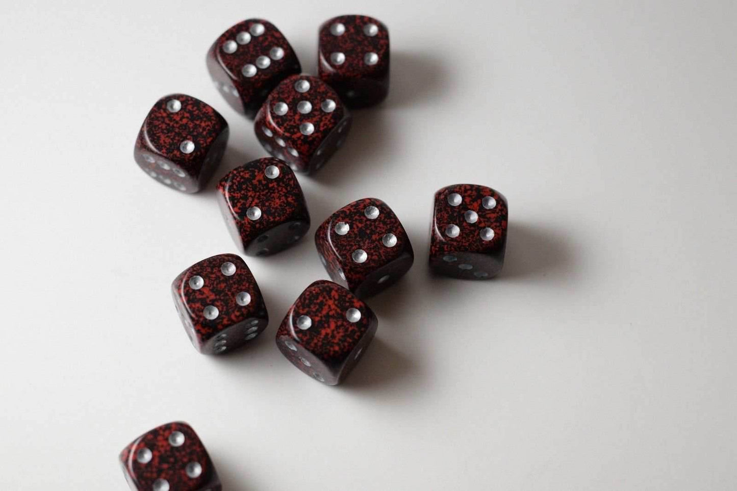 Silver Volcano Speckled 16mm D6 Pipped - 