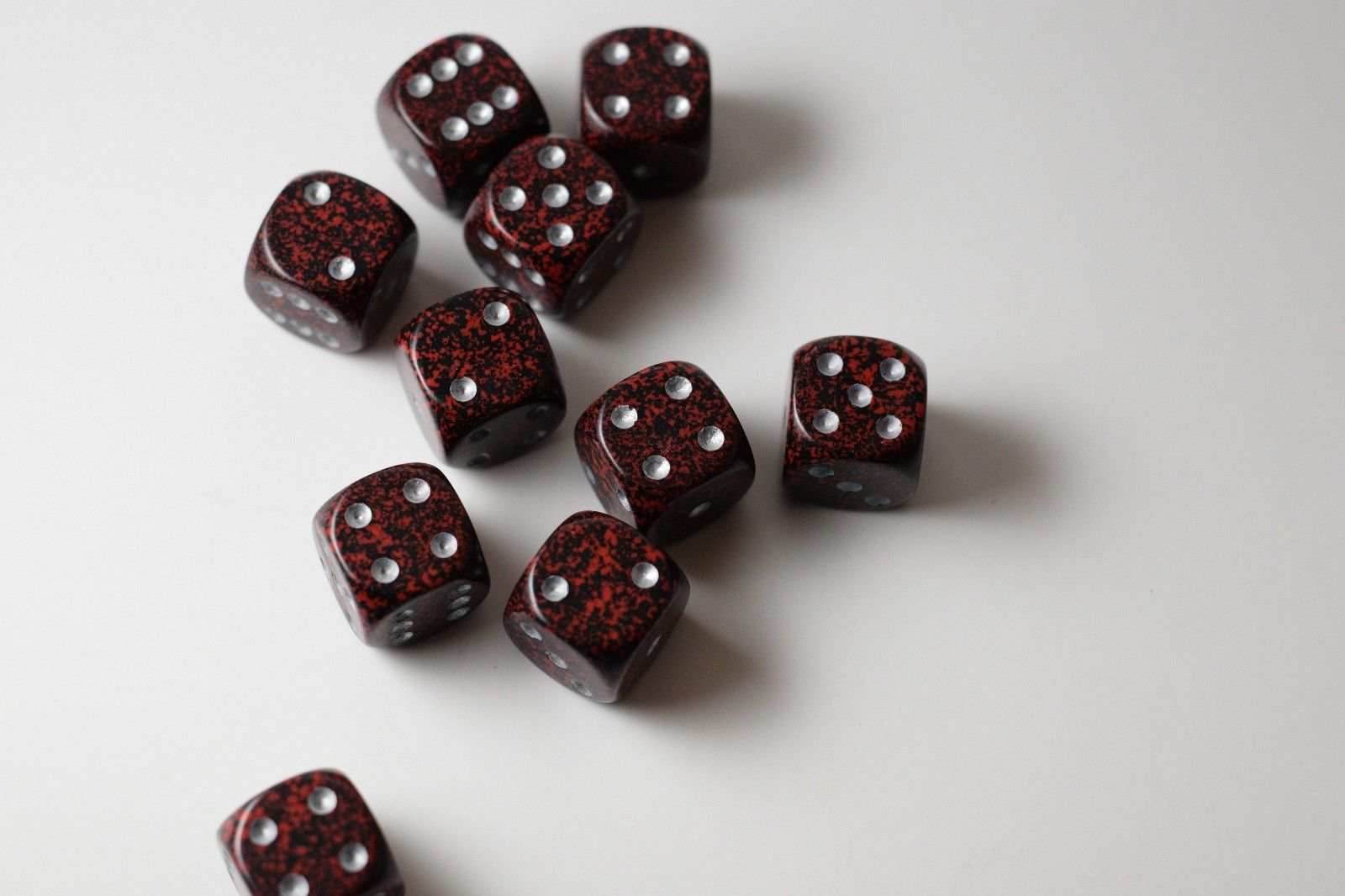 Silver Volcano Speckled 16mm D6 Pipped - 