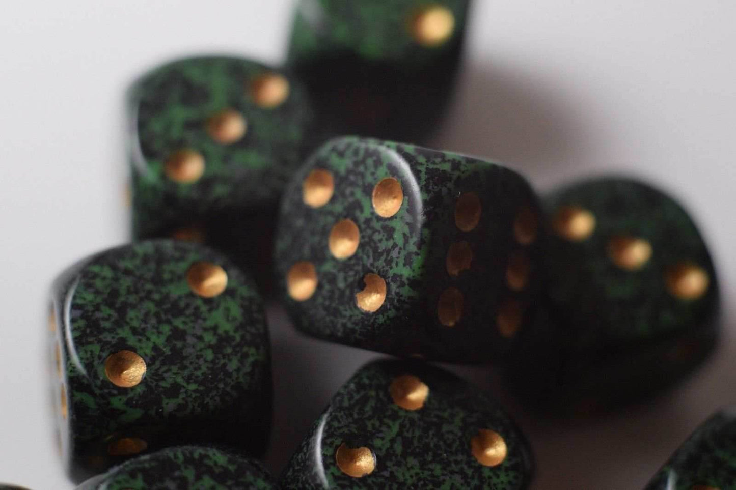 Golden Recon Speckled 16mm D6 Pipped - 