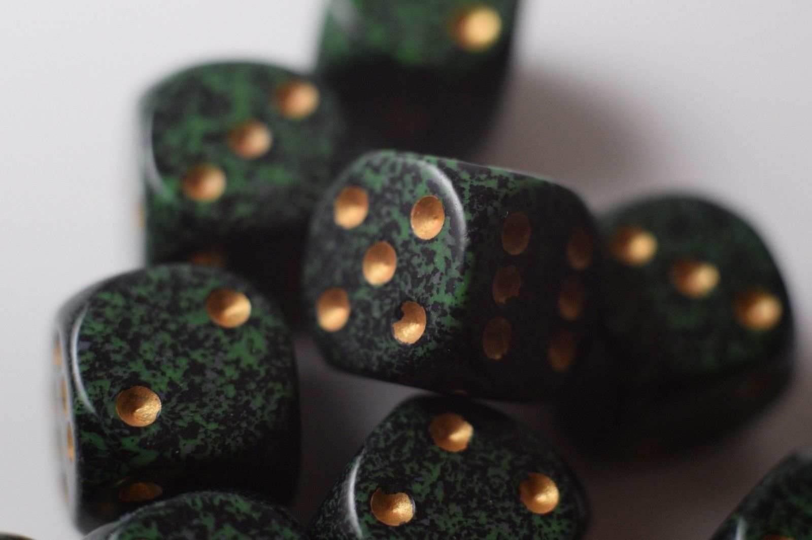 Golden Recon Speckled 16mm D6 Pipped - 