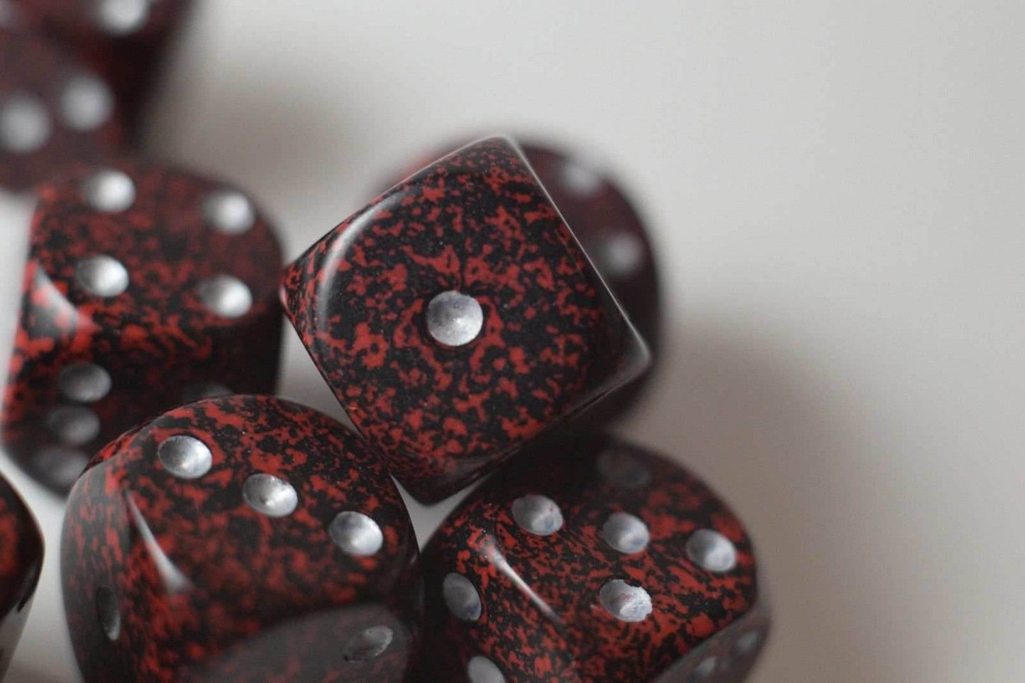 Silver Volcano Speckled 16mm D6 Pipped - 