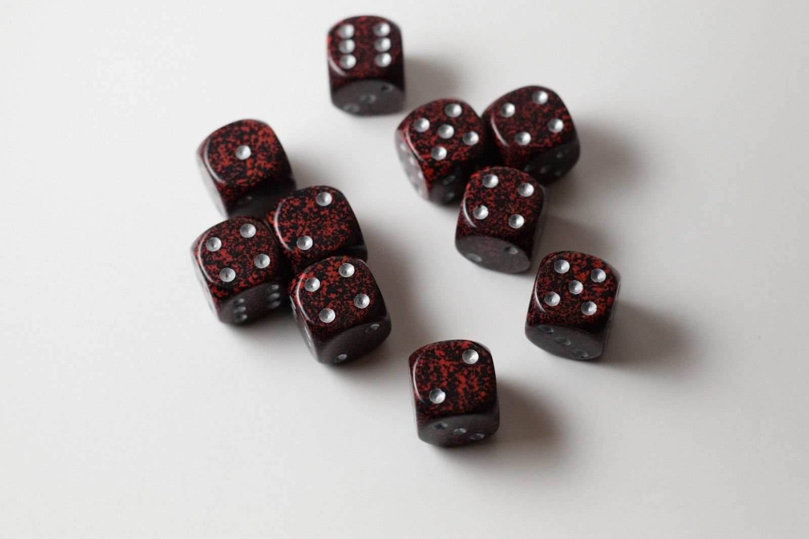 Silver Volcano Speckled 16mm D6 Pipped - 