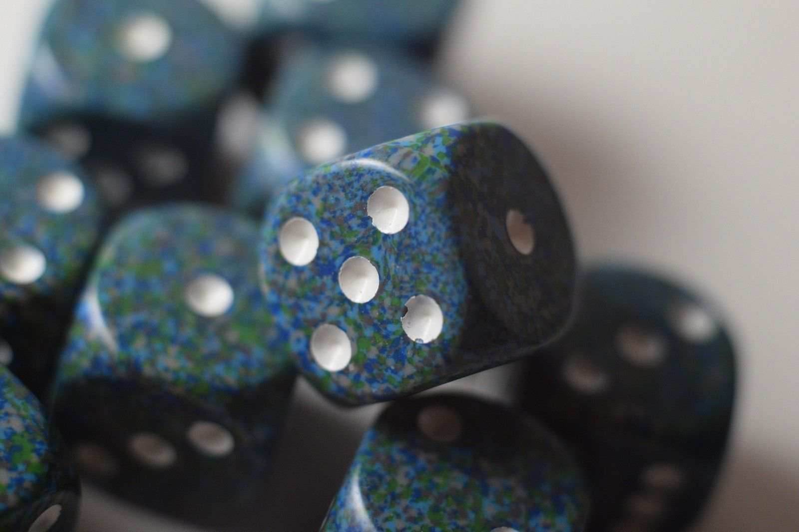 Sea Speckled 16mm D6 Pipped | Green/Blue/White (sold per die) - 