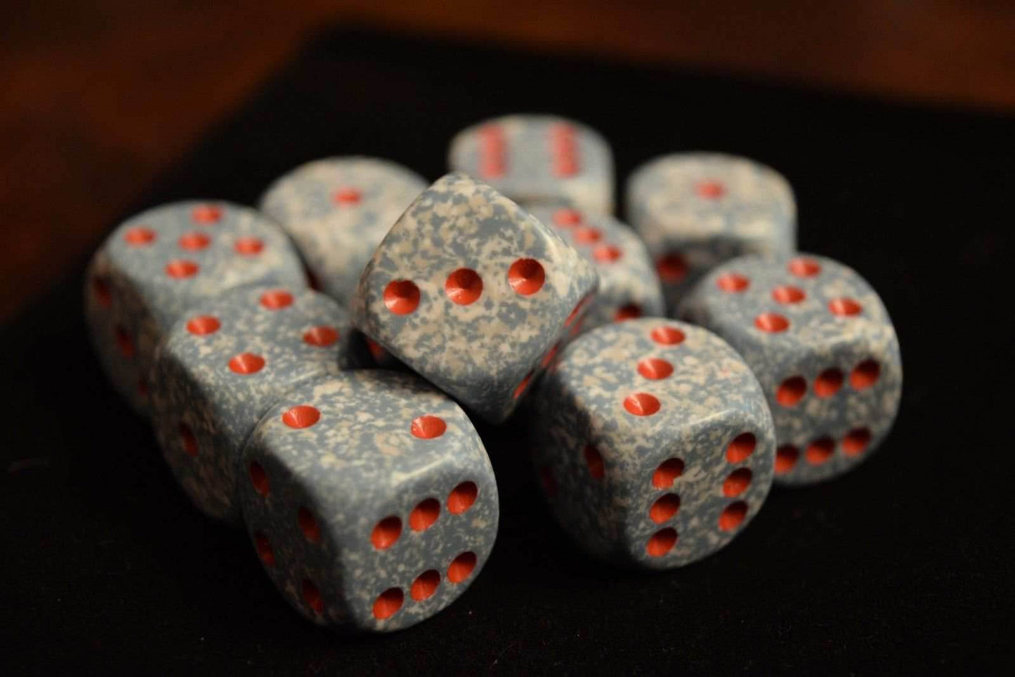 Air Speckled Grey & White w/Red Pips Chessex | White/Grey/Red (sold per die) - 