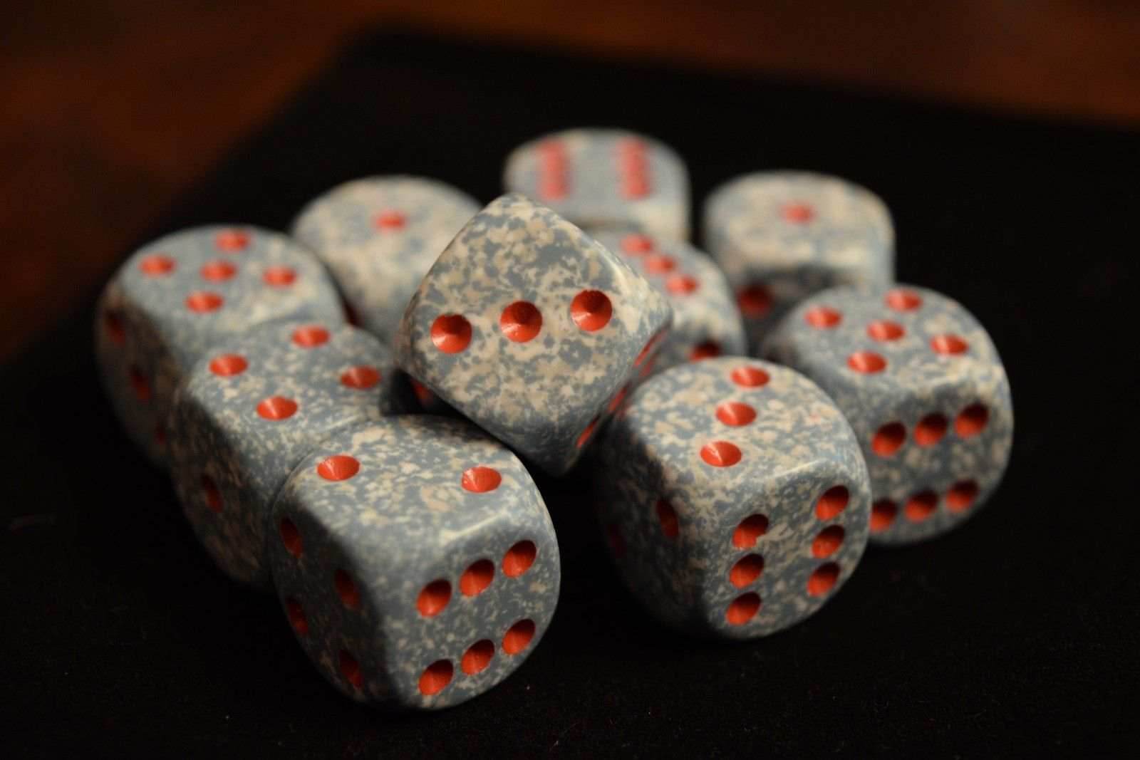 Air Speckled Grey & White w/Red Pips Chessex | White/Grey/Red (sold per die) - 