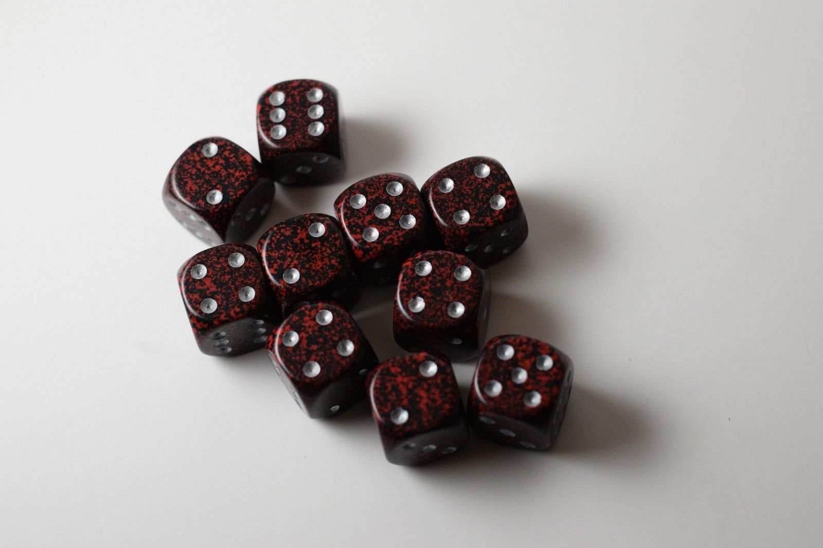 Silver Volcano Speckled 16mm D6 Pipped - 