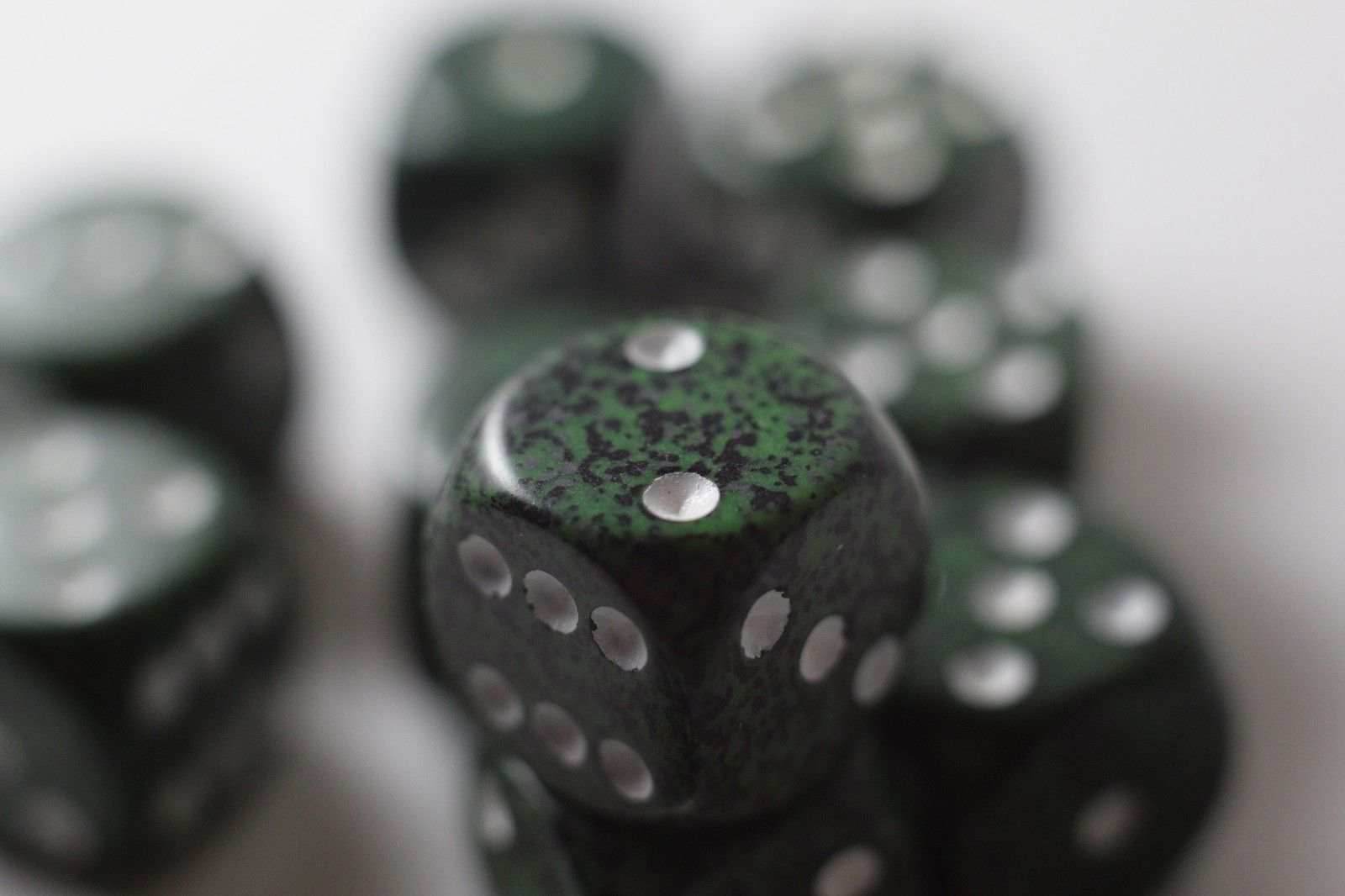 Recon Speckled 16mm D6 Pipped | Sold Per Die (Green/White) - 