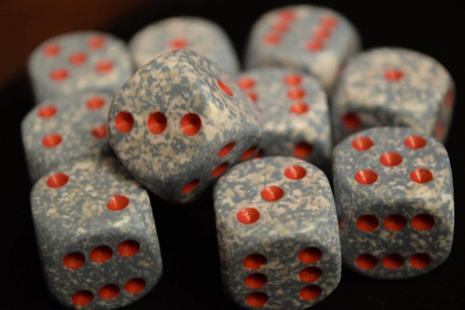 Air Speckled Grey & White w/Red Pips Chessex | White/Grey/Red (sold per die) - 