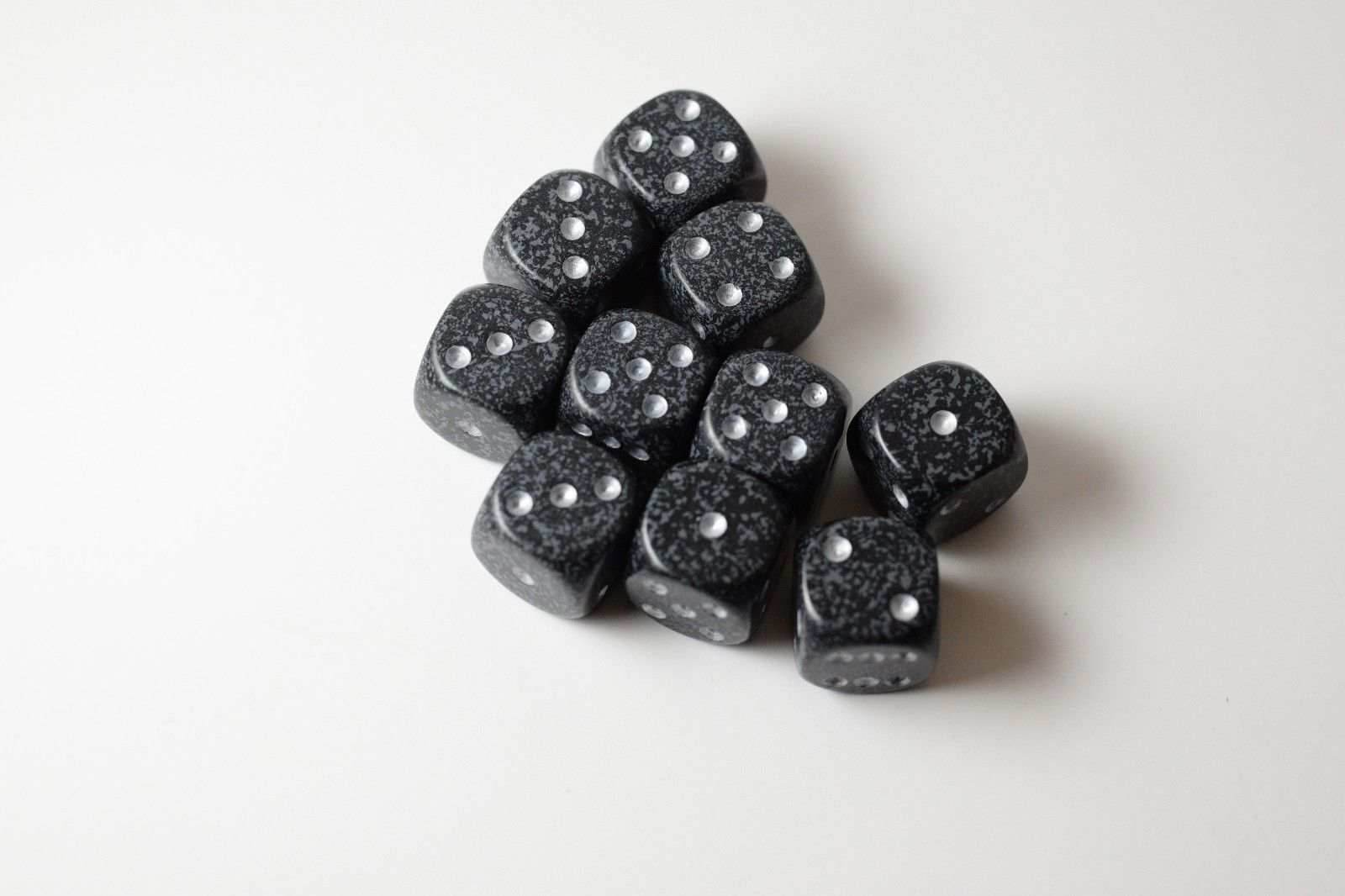 Ninja Speckled 16mm D6 Pipped | Black/Grey (sold per piece) - 