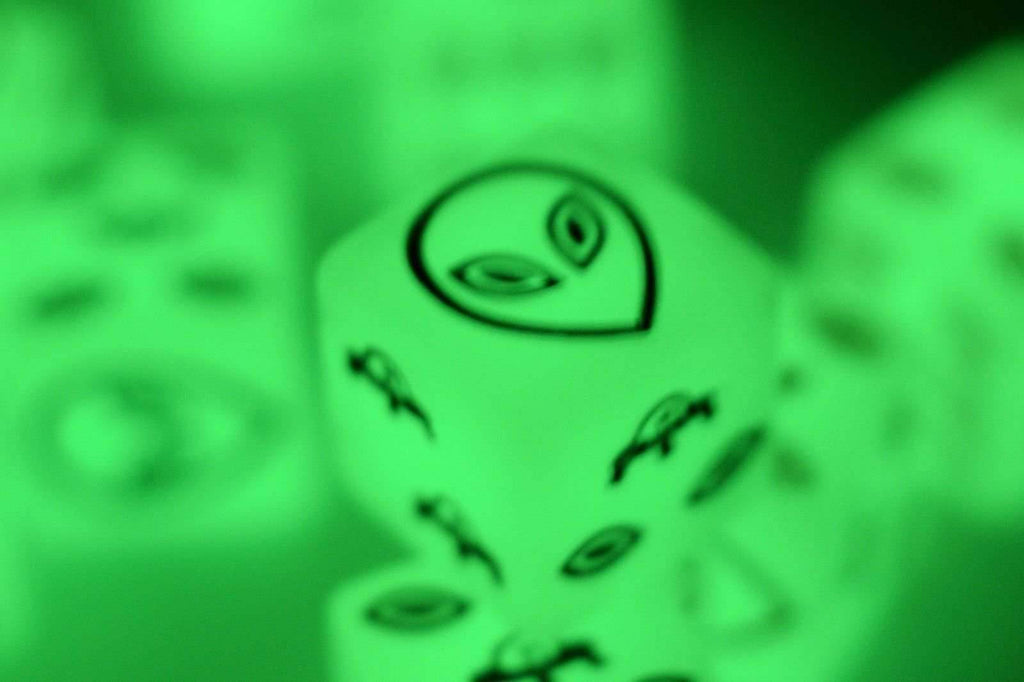 NEW Green Dice with Black Aliens GLOWS Dice 6 Sided Bunco RPG D6 16mm Roll - 