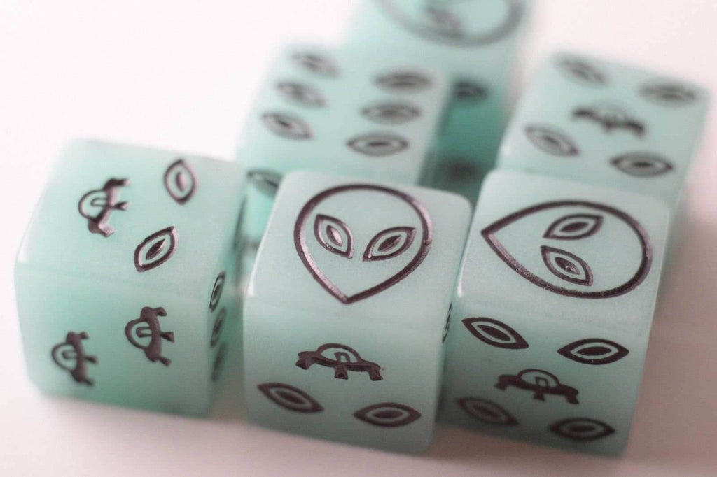 NEW Green Dice with Black Aliens GLOWS Dice 6 Sided Bunco RPG D6 16mm Roll - 