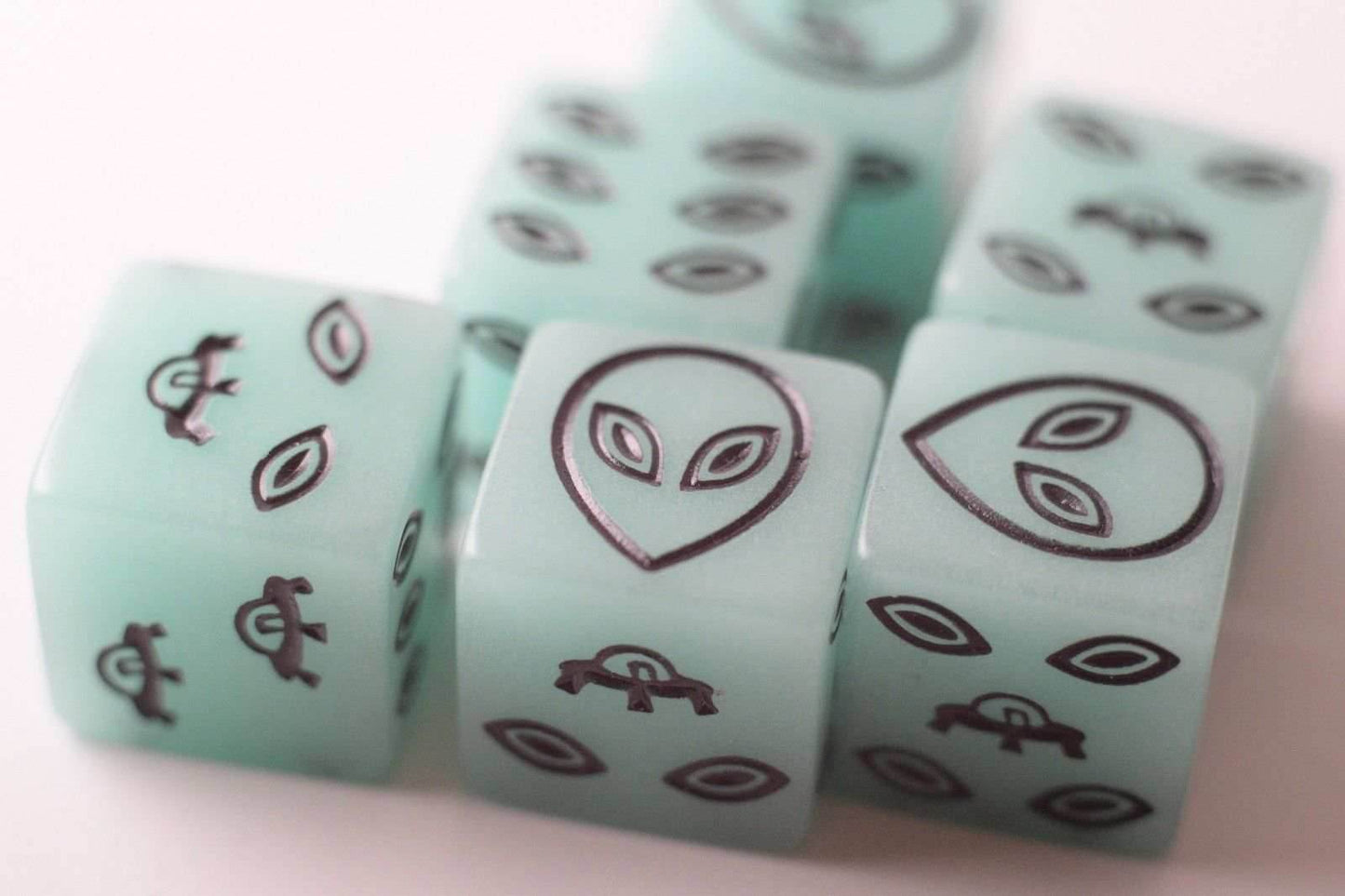 NEW Green Dice with Black Aliens GLOWS Dice 6 Sided Bunco RPG D6 16mm Roll - 