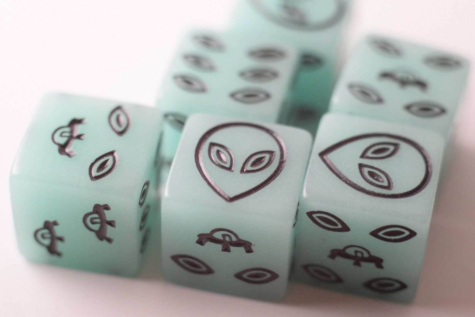 NEW Green Dice with Black Aliens GLOWS Dice 6 Sided Bunco RPG D6 16mm Roll - 