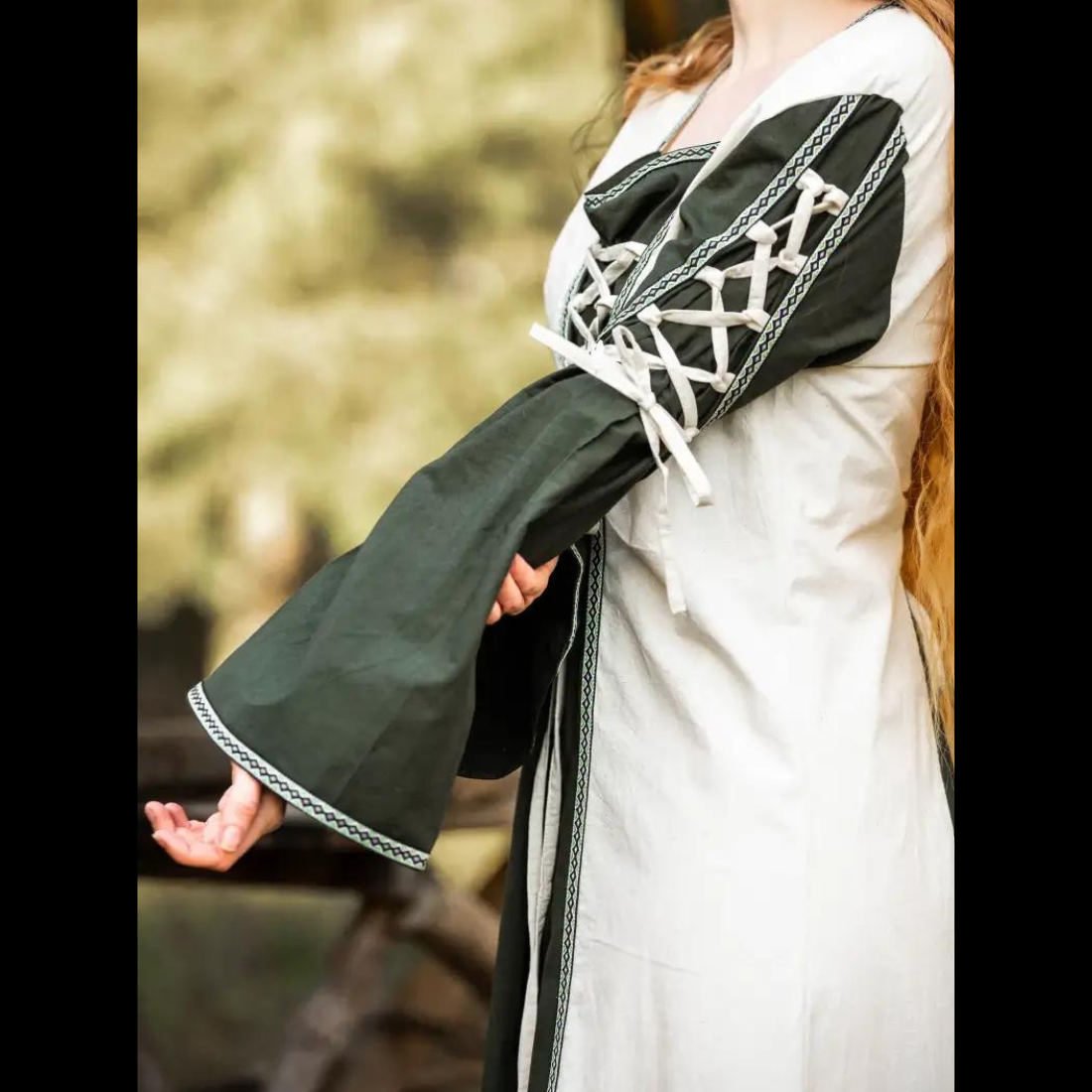 Vestido Vikingo Con Cordones - Vestido Natural y Verde con Borde