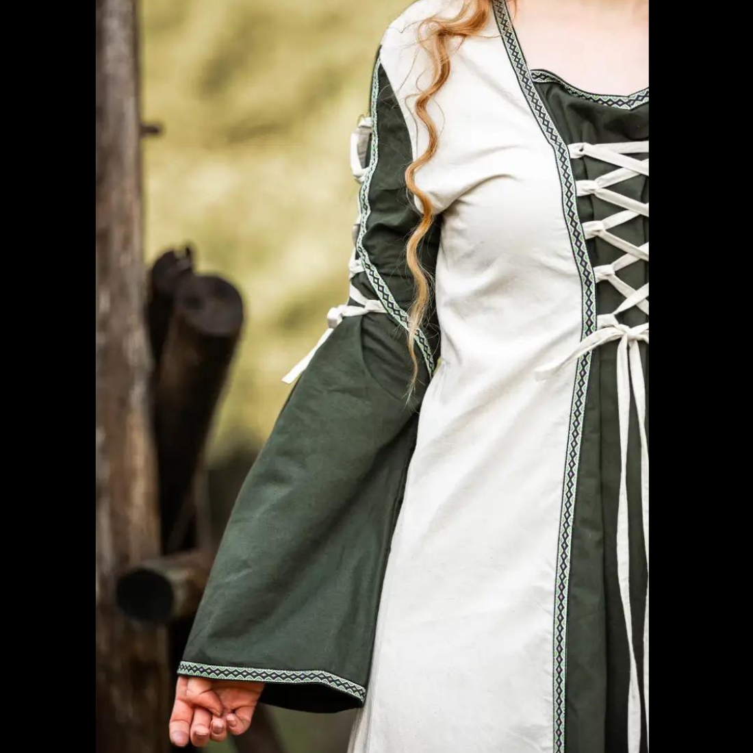 Vestido Vikingo Con Cordones - Vestido Natural y Verde con Borde