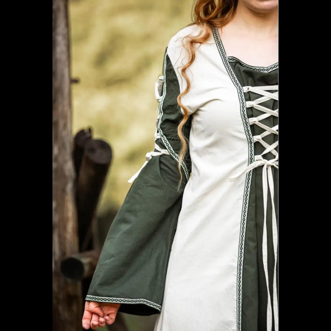 Vestido Vikingo Con Cordones - Vestido Natural y Verde con Borde