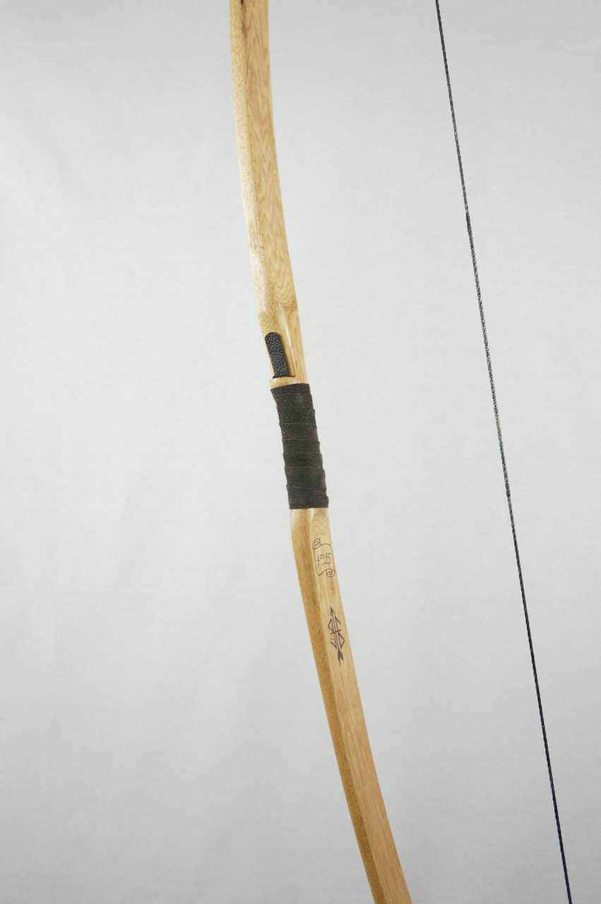Classic Traditional Longbow - 20-25 / Right Hand