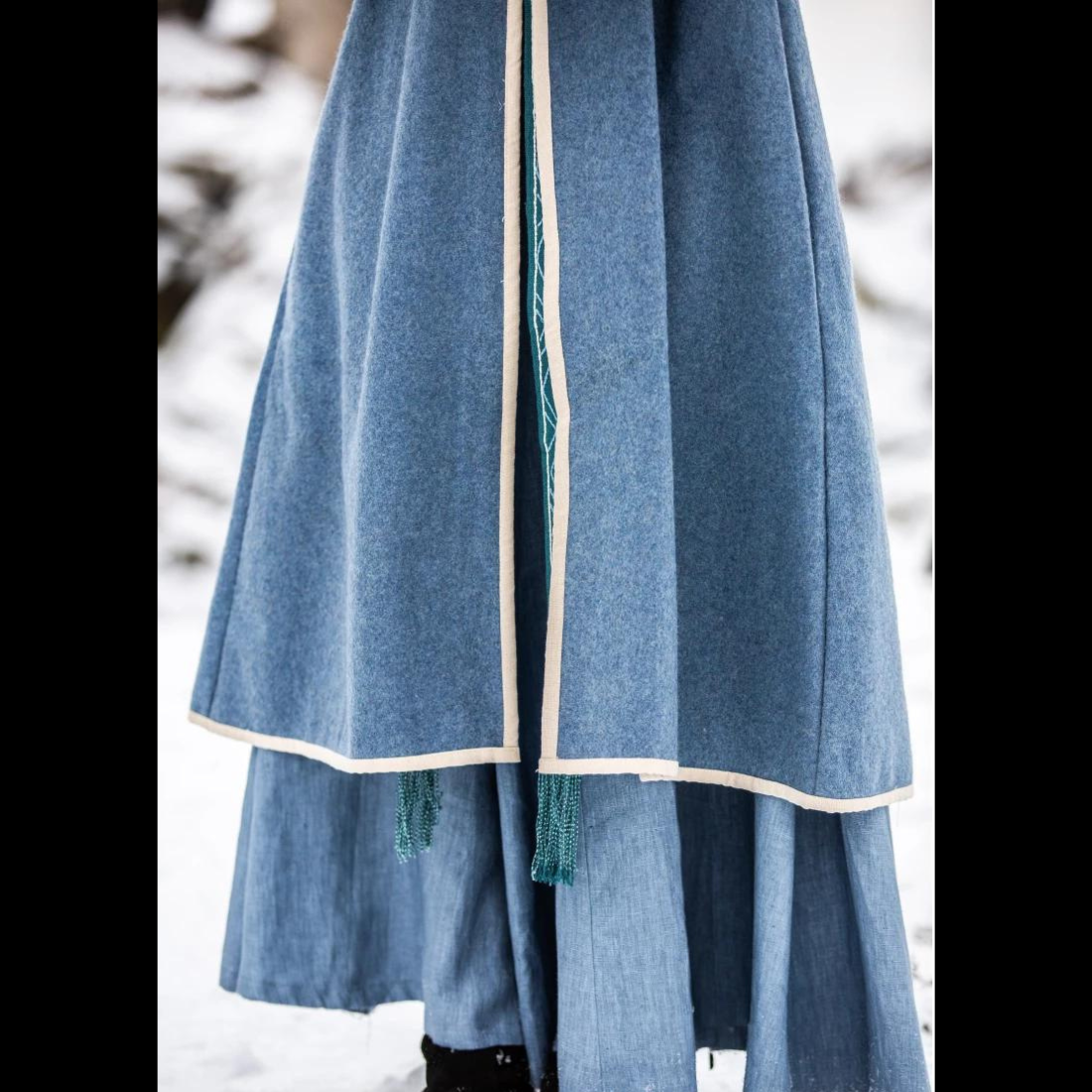 Abrigo de lana azul de inspiración vikinga para mujer | Bordado Urnas