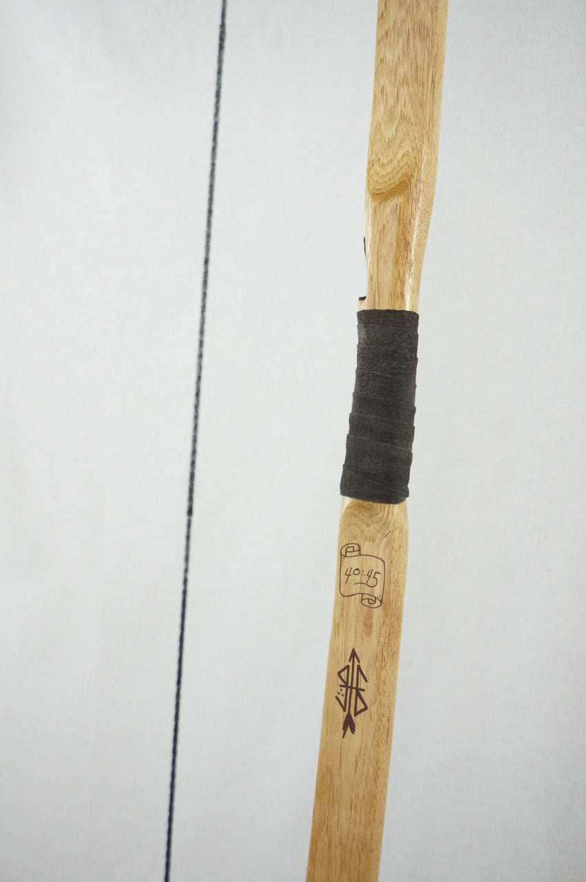 Classic Traditional Longbow - 20-25 / Right Hand