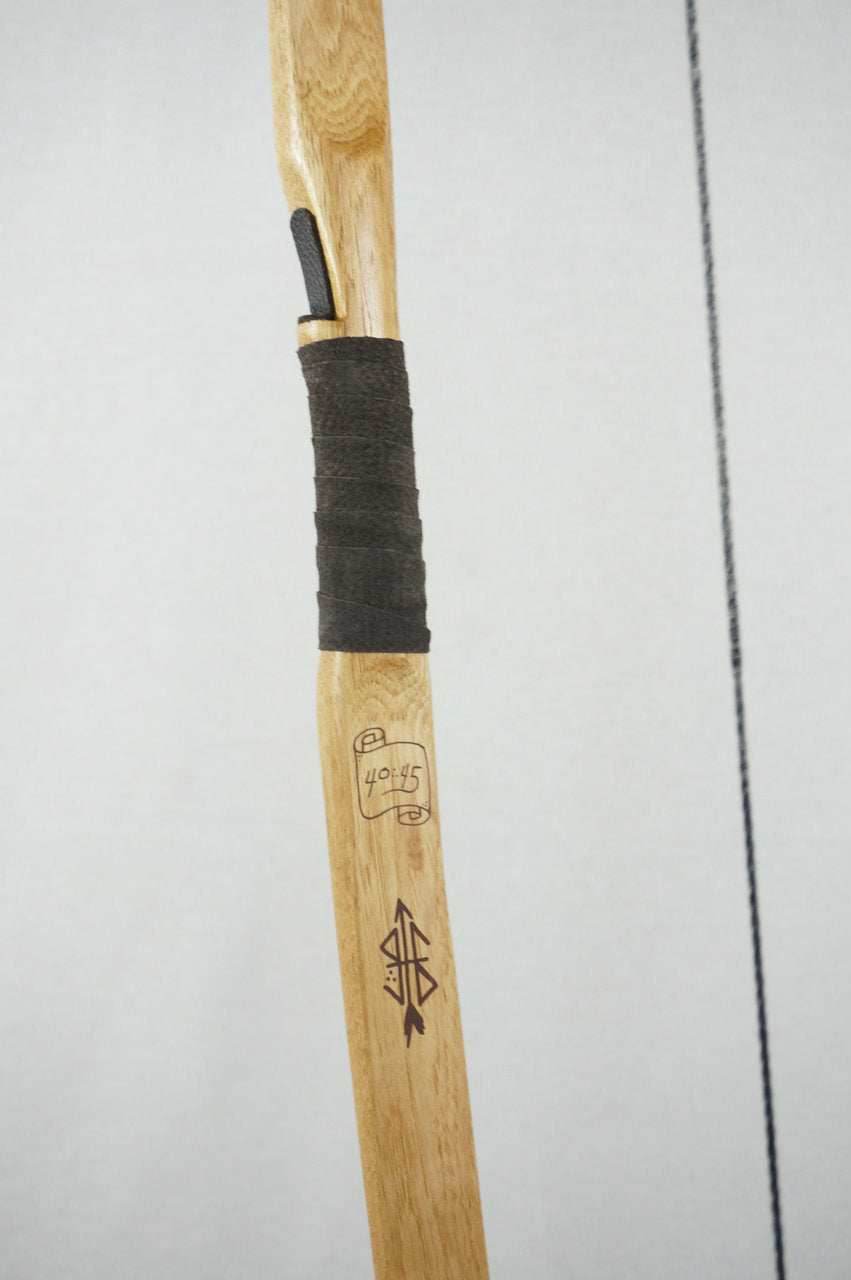 Classic Traditional Longbow - 25-30 / Right Hand