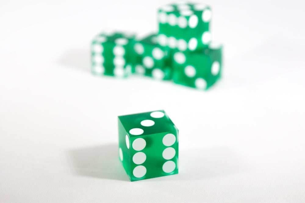 Green Casino Dice d6 19mm Razor Edge No Serial Numbers or Names Clean - 1 Die