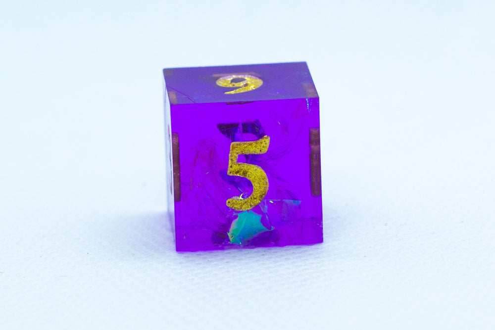 Pinnacle of Purple Sharp Edge Resin d6 / d20-Dice (Purple w/ Gold Numbers) - d6 IMPERFECT