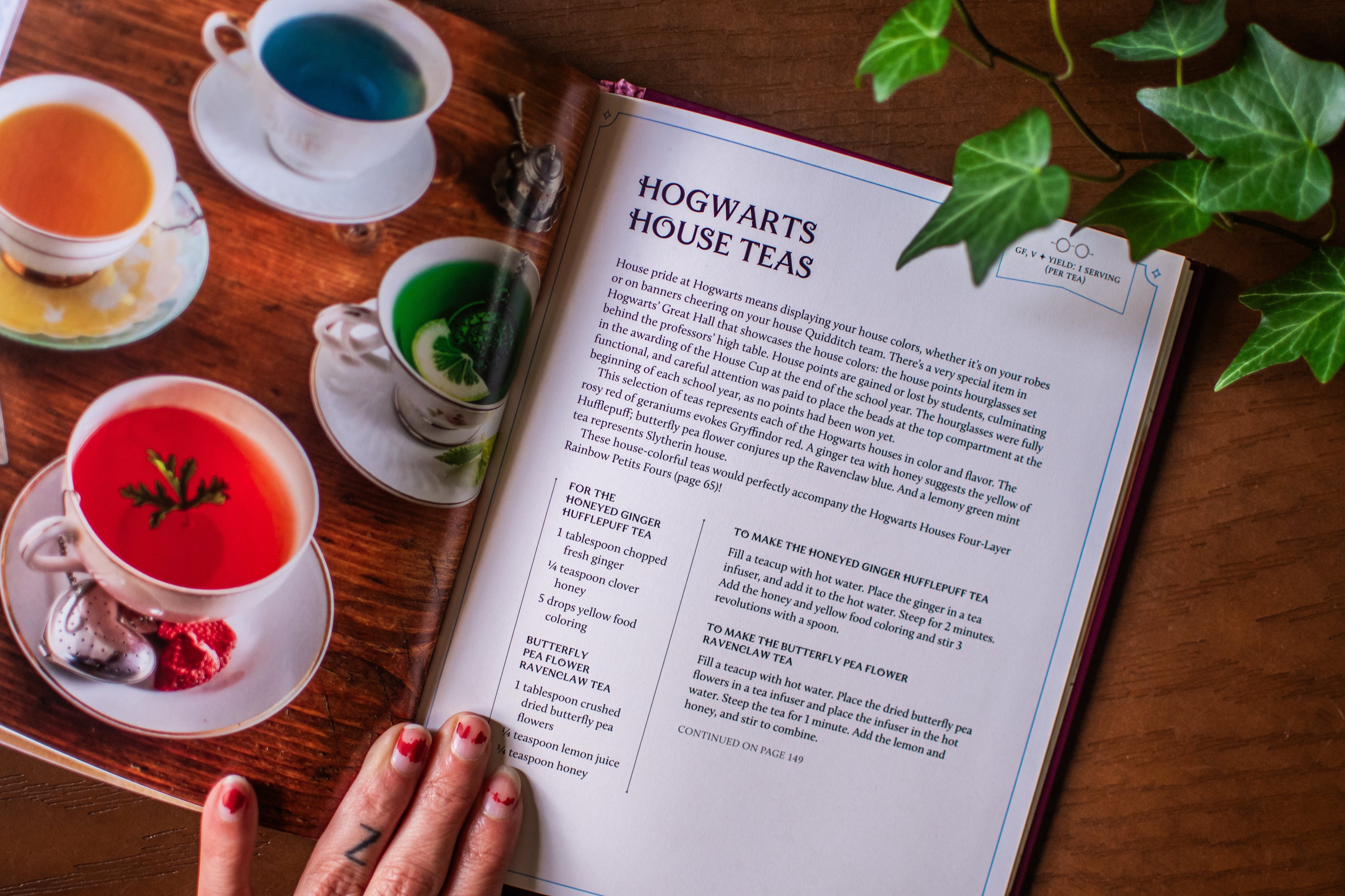 Harry Potter: Afternoon Tea Magic: Official Snacks, Sips, and Sweets Inspired by the Wizarding World