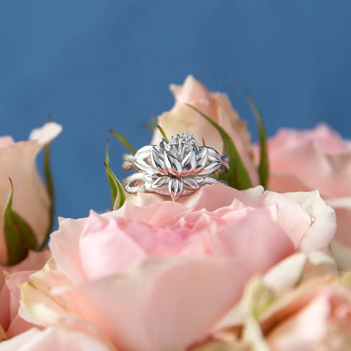 Disney X RockLove DISNEY THE PRINCESS AND THE FROG Tiana Water Lily Stacker Rings - Yellow Gold Plated / Size 5