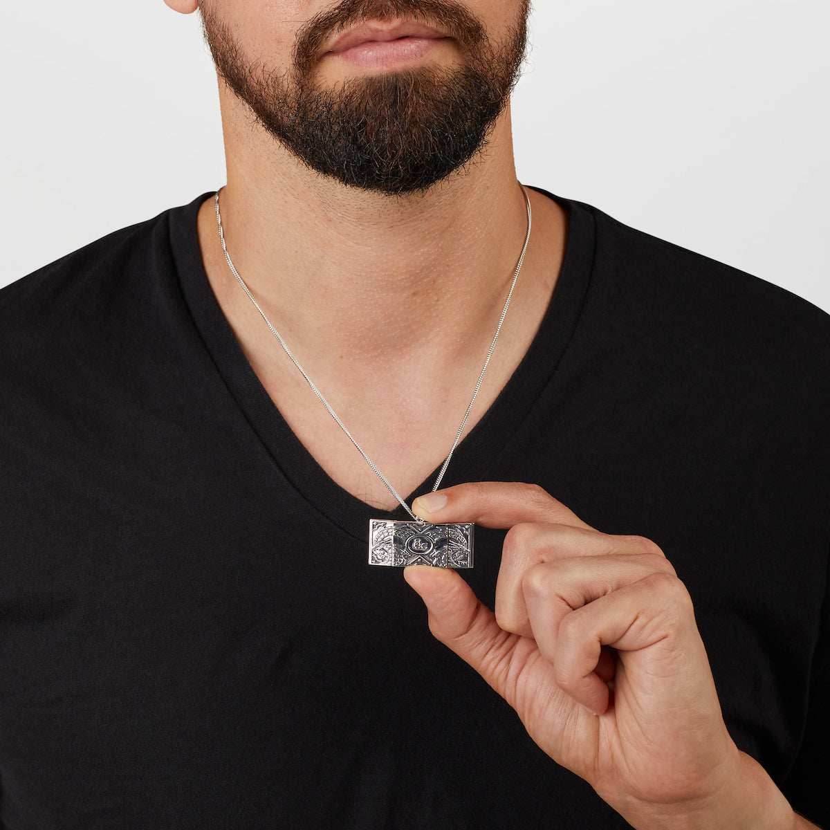 Dungeons and Dragons X RockLove Dungeon Master Game Screen Necklace - 