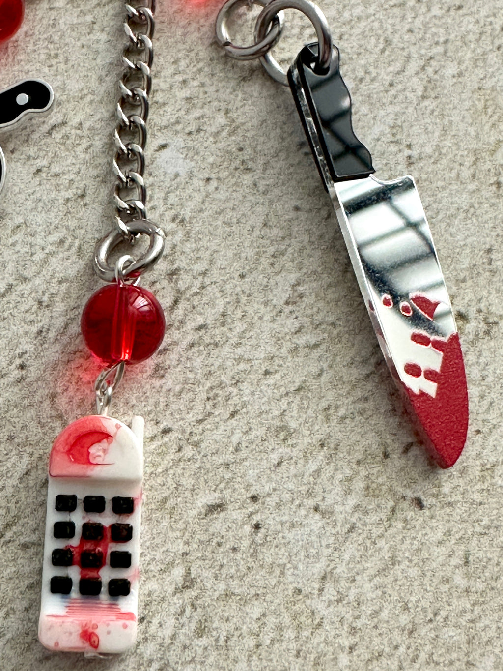 90s Slasher Bloody Phone & Knife Keychain - Retro Horror Movie Fan Bag Charm