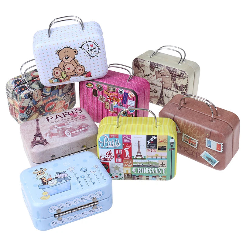Mini maleta de Metal a la moda para muñecas, juguetes en miniatura, baúl, decoración para casa de muñecas, bolso de muñeca con caja de joyería pequeño y encantador