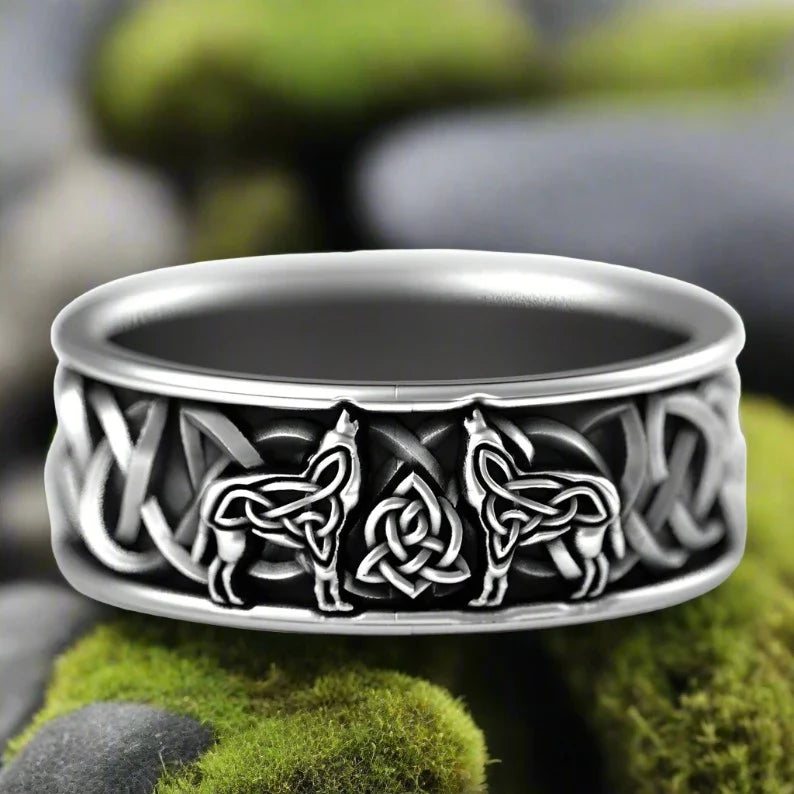 Anneau de loup viking avec des loups hurlants jumeaux | Conception de noeud celtique