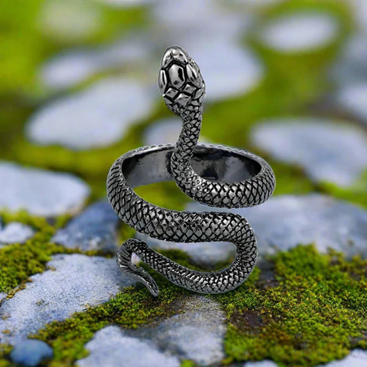 Bague serpent viking avec écailles de serpent en acier foncé et robuste