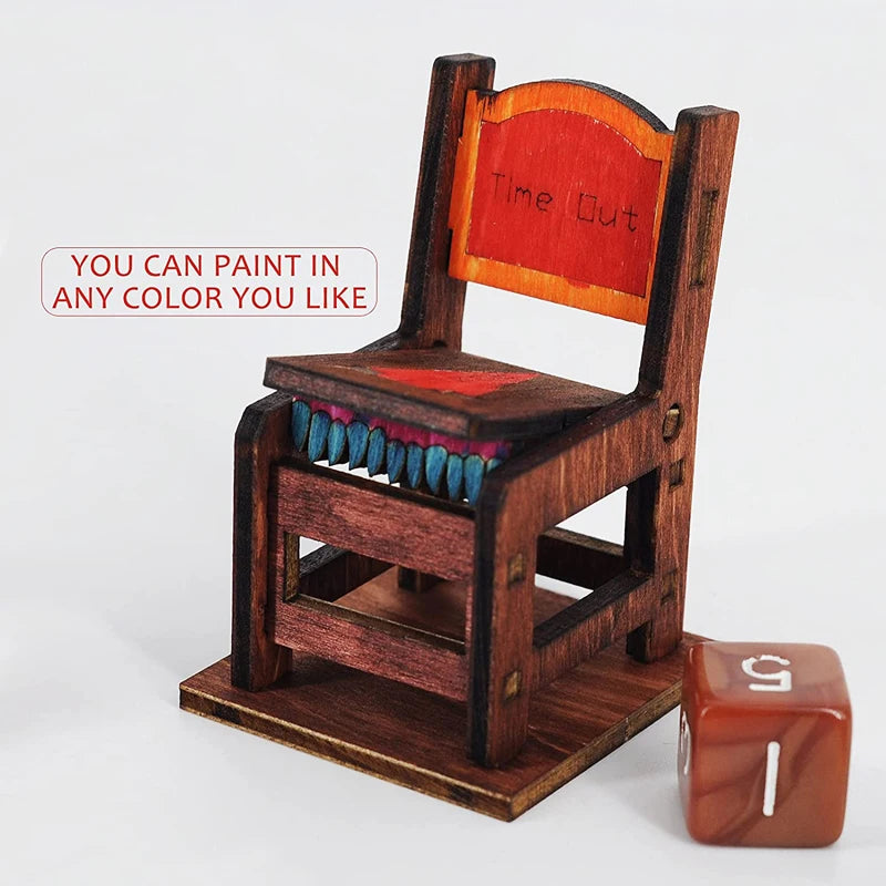 Time Out Chair Dice Jail Lot de 4 avec un jeu de dés polyédriques aléatoires en bois découpé au laser Dunce, Shame Chair Miniature