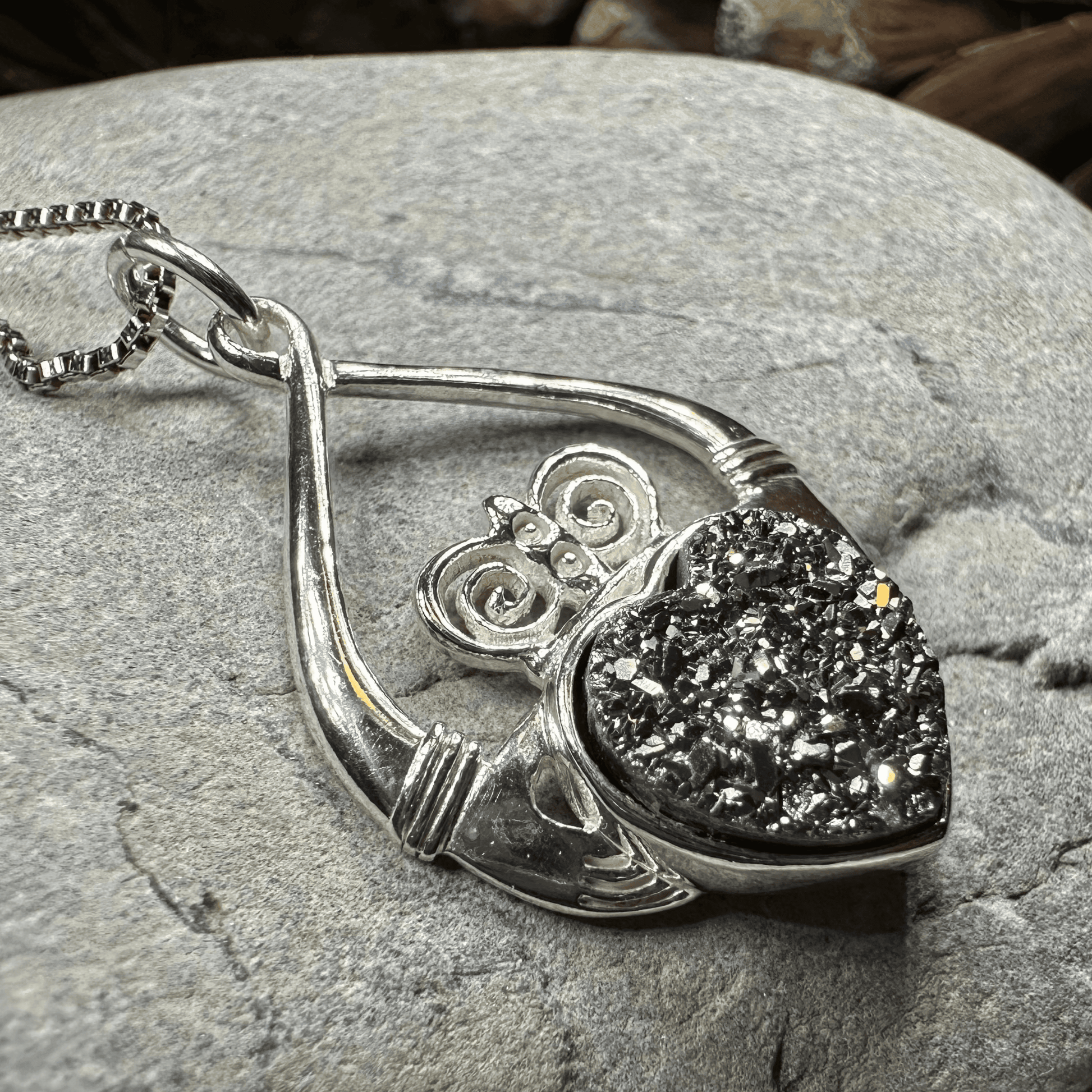 Juliet Claddagh Necklace - Silver / 18