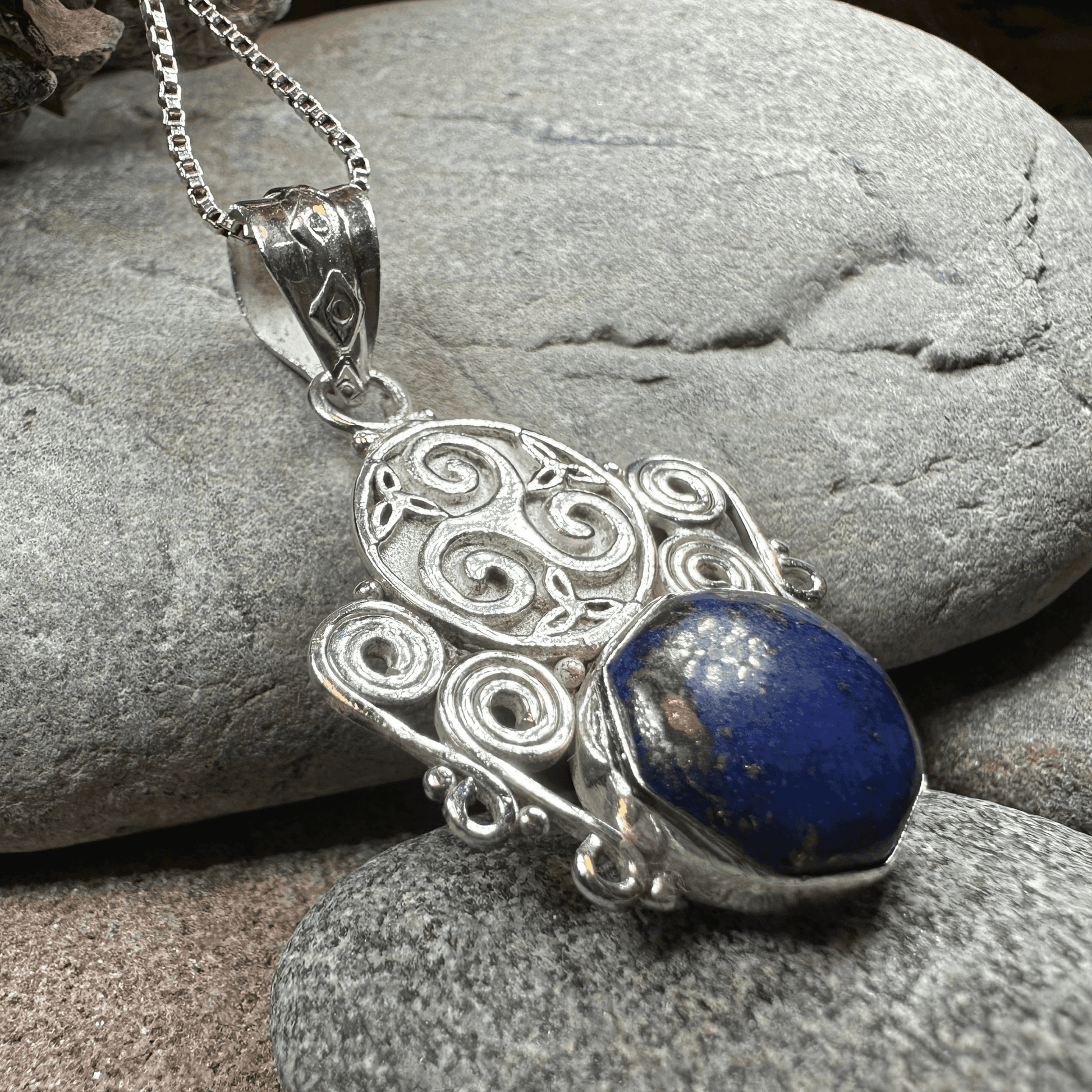 Lyria Celtic Triple Spiral Necklace - 18 / Azurite