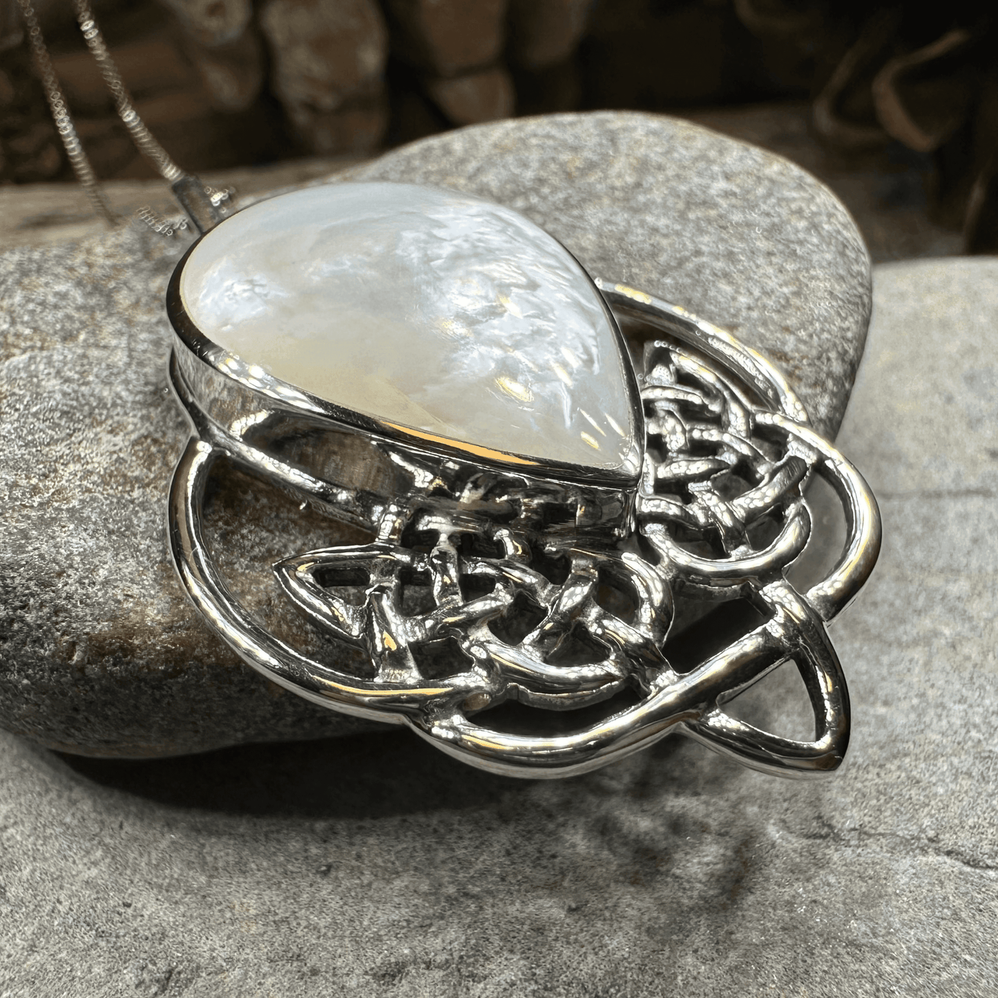 Tobermory Celtic Knot Necklace - Abalone Shell / 18